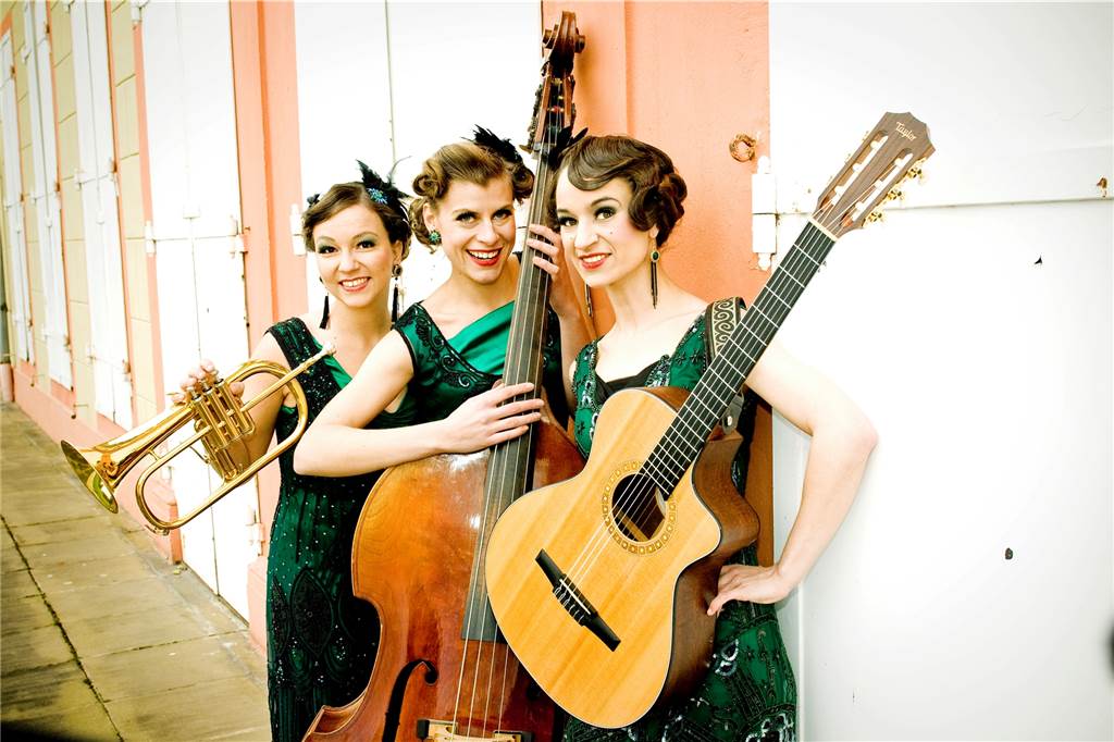 Theater im Kolpinghaus: Story aus dem Kino kommt bald auf die Bühne Die "Zucchini Sistaz" stehen mit ihren Instrumenten vor einer Wand.