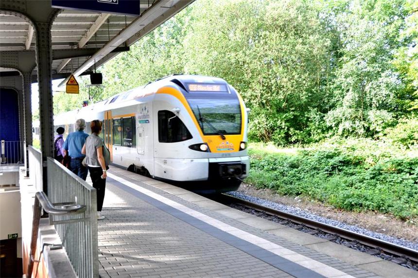 Eurobahn-Kritik: Jetzt antwortet das Unternehmen Die Züge der "eurobahn" fahren auf der Strecke Münster - Dortmund, wie hier am Bahnhof Werne, planmäßig. Der Aufruf der Eisenbahn- und Verkehrsgewerkschaft (EVG) an die "eurobahn"-Lokführer, ind en Warnstreik zu treten, hatte bisher keine Auswikrungen auf den Personennahverkehr auf dieser Linie. Foto: Brede