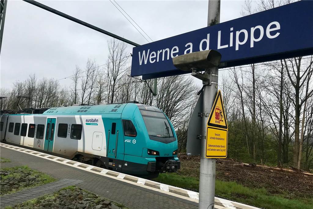 Ein Zug der Eurobahn hält am Bahnhof.