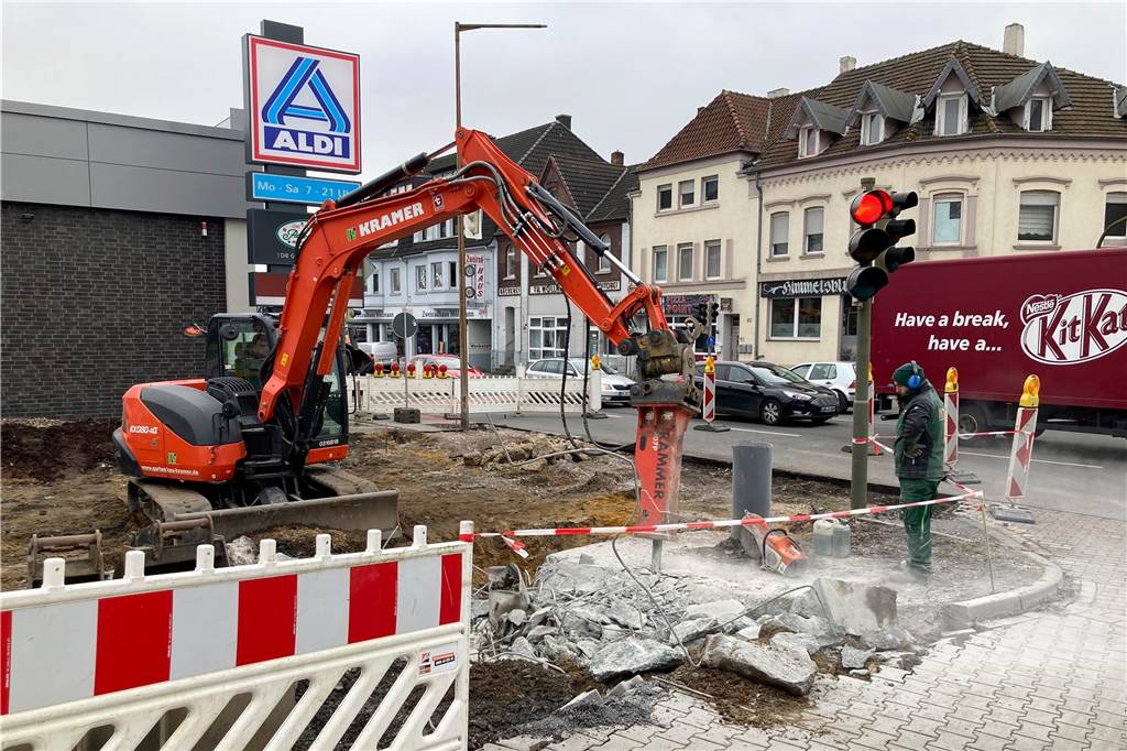 Sperrung der Borker Straße gilt auch nach 16 Uhr: Zufahrt zur Aldi-Filiale Aldi-Supermarkt Baustelle Borker Straße Lünen