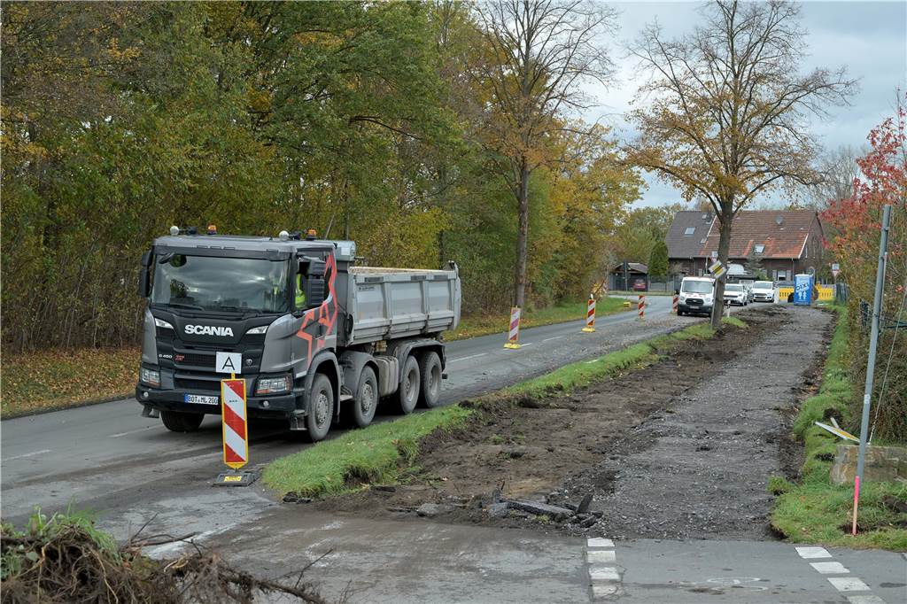 Sperrung der Alstedder Straße: Unternehmer üben Kritik an Baustelle Die Zufahrt zum Gartencenter Merten und Gemüsehof Bleckmann ist wegen des Radwegebaus nur über eine Fahrspur von der Alstedder Straße aus möglich.