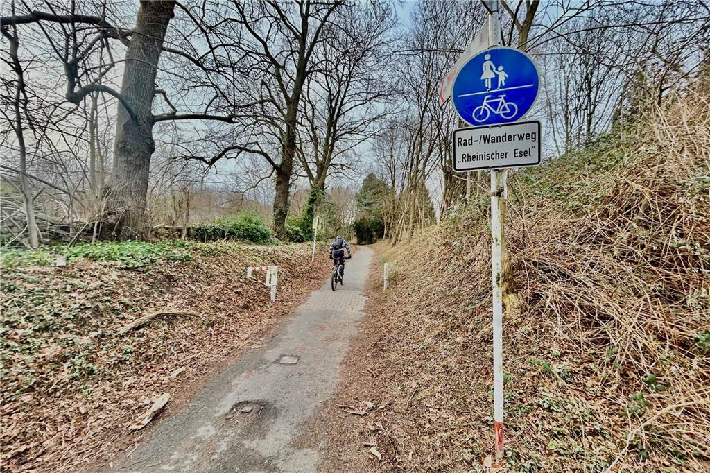 Hundebesitzer in Hombruch in Aufregung: Giftköderalarm oder Fake-News? Die Zufahrt zum Rheinischen Esel in Löttringhausen. Hier sind nicht nur Zahlreiche Radfahrer unterwegs, sondern auch Spaziergänger mit Hunden.