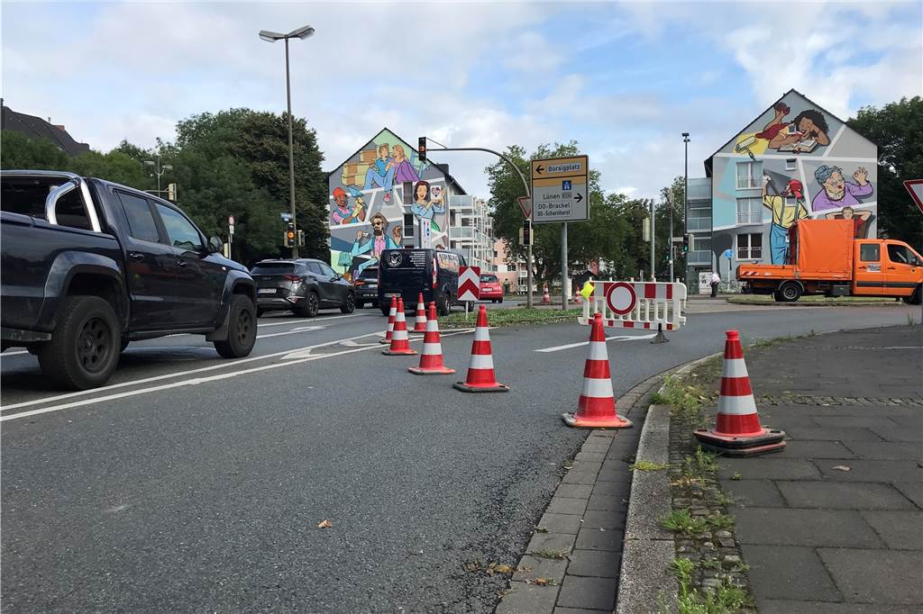 Bomben-Entschärfung erfolgreich – Brackeler Straße in Dortmund wieder frei Die Zufahrt zur Brackeler Straße ist auf der Straße Im Spähenfelde gesperrt. Zur Orientierung: Aus dieser Perspektive befindet sich rechts die Shell-Tankstelle, nach links geht es Richtung Borsigplatz.