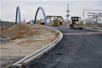 Die Zufahrt zur neuen Kanalbrücke Gahmener Straße bekommt zurzeit eine Asphaltdecke. 