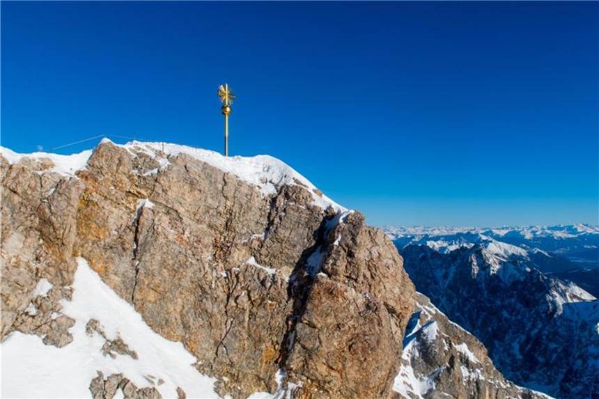 So kommen Urlauber jetzt auf die Zugspitze Die Zugspitze ist Deutschlands höchster Berg. Die neue Zugspitz-Seilbahn ist jedoch nach einem Unfall bis auf weiteres geschlossen. Foto: Benjamin Nolte