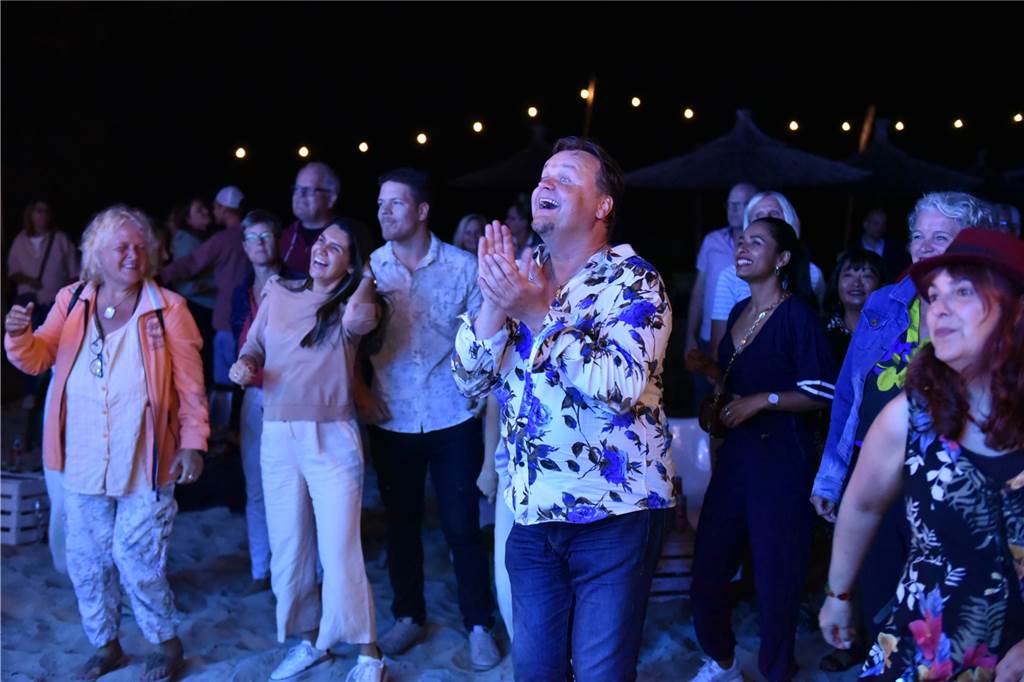 Jazznacht am Berkelbeach: Purer Musikgenuss in toller Kulisse Die Zuhörer tanzten mit Begeisterung im Sand des Berkelbeachs.