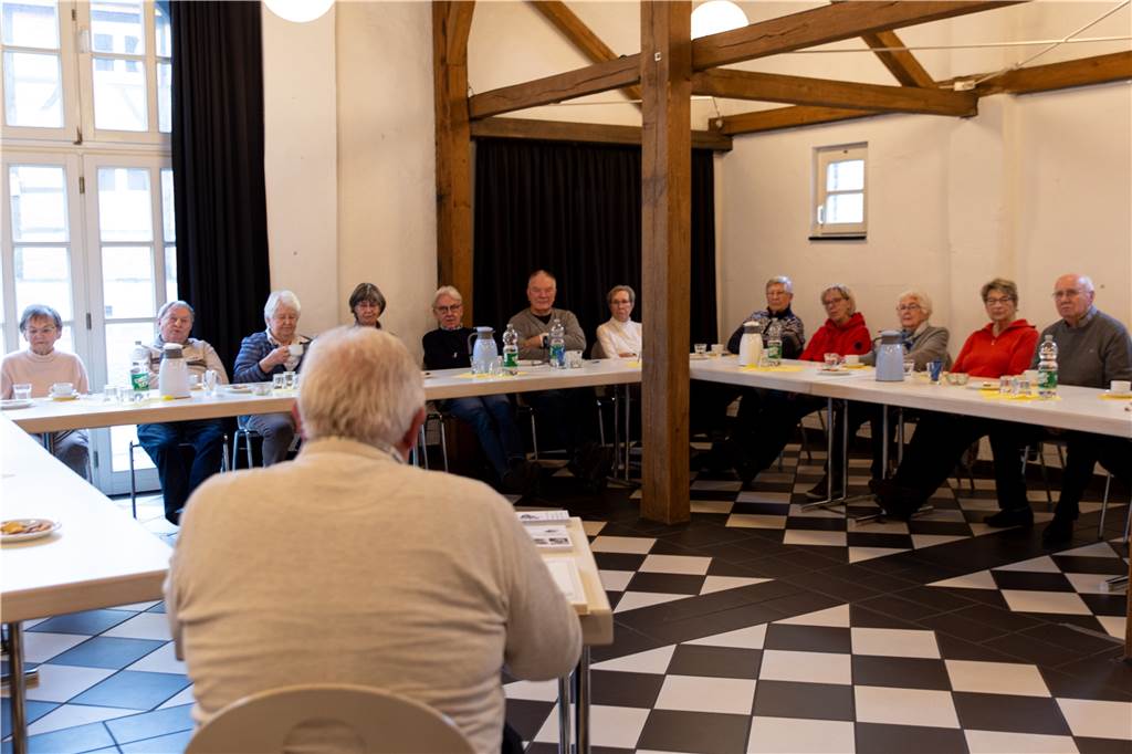 Heitere Stimmung mit dem Heimatverein: Märchen und Sagen am Kaminfeuer Peter Pawliczek liest den Besuchern im Hof Jünger Sagen und Märchen vor.