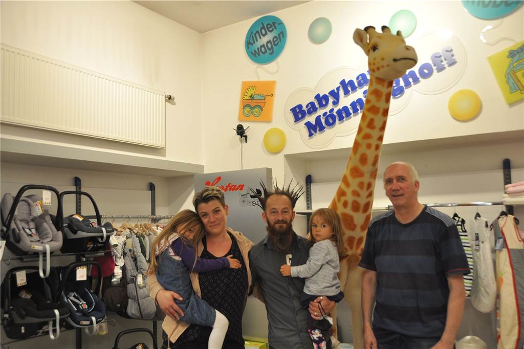 Babyhaus Mönninghoff: Neue Chefin ist Mehrfachmama mit vielen Ideen Die Zukunft des Babyhauses Mönninghoff ist gesichert. Romuald und Maureen Tichawski, auf dem Foto mit den Töchtern Luna (r.) und Melody (l.), steigen neu ein. In Lünen sind sie durch ein weiteres Geschäft bekannt. Die Lösung freut Hans-Wilhelm Wiese.