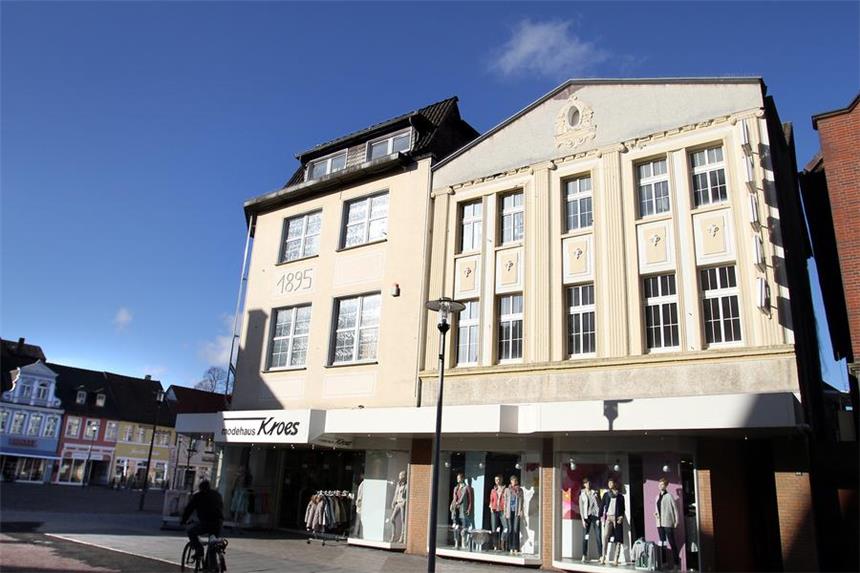 Inhaber gibt Hoffnung für Modehaus Kroes nicht auf Die Zukunft des Modehauses Kroes und des benachbarten Wäschehauses ist derzeit unklar.