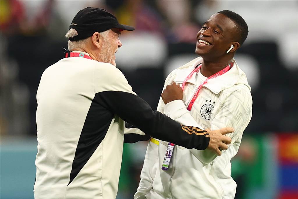 Hermann Gerland spricht mit Youssoufa Moukoko.