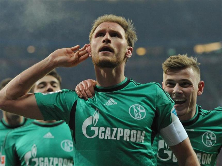 Schalke-Kapitän Höwedes bleibt an Bord Die Zukunft von Schalke-Kapitän Benedikt Höwedes (M.) ist weiter offen. Foto: Andreas Gebert