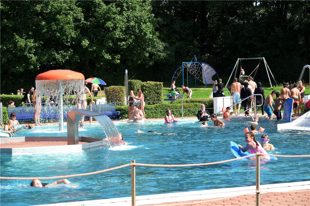 Freibad Selm blickt glücklich auf Saison zurück: Knapp 16.000 Besucher Menschen im Becken