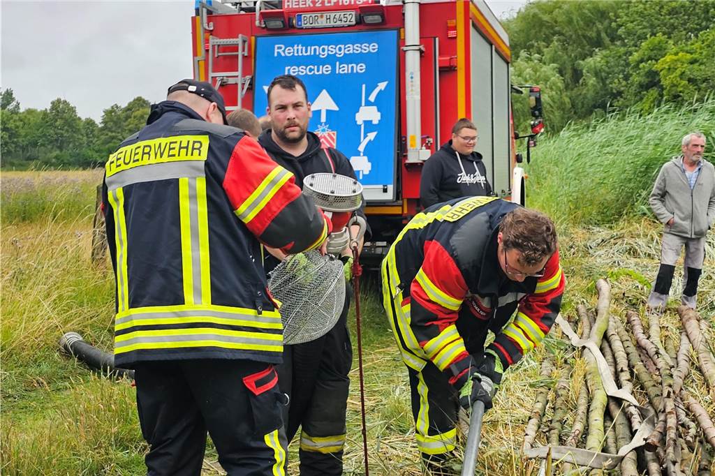 Spezialarbeiten in der Dinkel: Angelverein und Feuerwehr im Einsatz Die Zusammenarbeit zwischen Verein und Feuerwehr lief Hand in Hand.