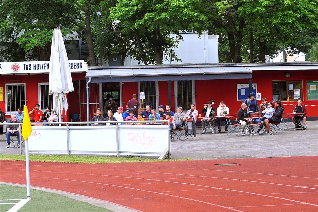 Spektakuläres Spiel, Zittersieg und Hattrick im ersten Test des TuS Holzen-Sommerberg Die Zuschauer genossen das Spiel.