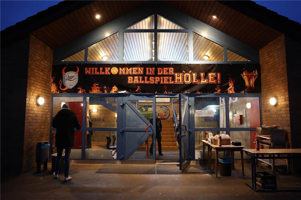 Viele Bilder vom Spektakel in der Ballspielhalle: Wulfen besiegt LippeBaskets vor voller Halle Die Zuschauer sahen am Samstag in der Ballspielhalle ein hochklassiges Spiel zwischen den LippeBaskets und dem BSV Wulfen. Wir waren mit der Kamera dabei.