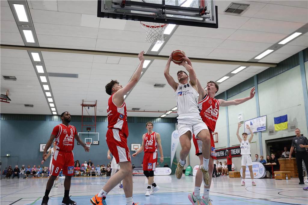 Viele Bilder vom Spektakel in der Ballspielhalle: Wulfen besiegt LippeBaskets vor voller Halle Die Zuschauer sahen am Samstag in der Ballspielhalle ein hochklassiges Spiel zwischen den LippeBaskets und dem BSV Wulfen. Wir waren mit der Kamera dabei.