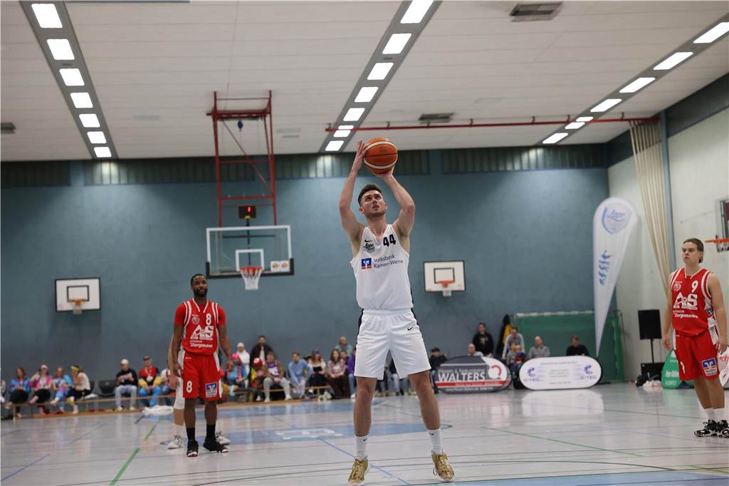 Viele Bilder vom Spektakel in der Ballspielhalle: Wulfen besiegt LippeBaskets vor voller Halle Die Zuschauer sahen am Samstag in der Ballspielhalle ein hochklassiges Spiel zwischen den LippeBaskets und dem BSV Wulfen. Wir waren mit der Kamera dabei.