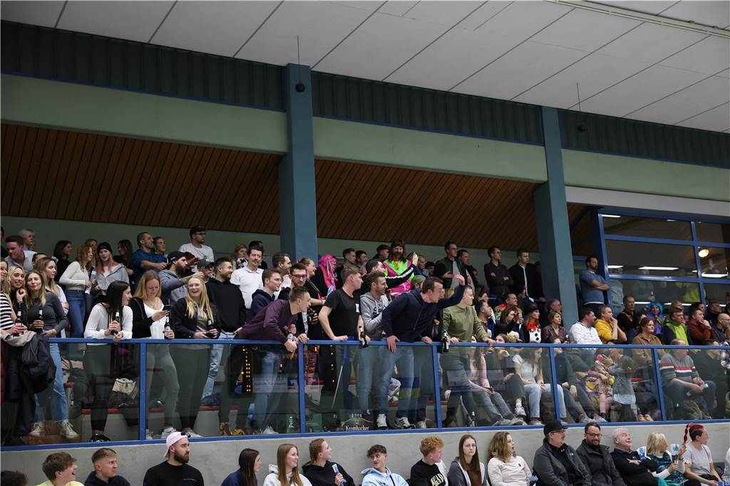 Viele Bilder vom Spektakel in der Ballspielhalle: Wulfen besiegt LippeBaskets vor voller Halle Die Zuschauer sahen am Samstag in der Ballspielhalle ein hochklassiges Spiel zwischen den LippeBaskets und dem BSV Wulfen. Wir waren mit der Kamera dabei.