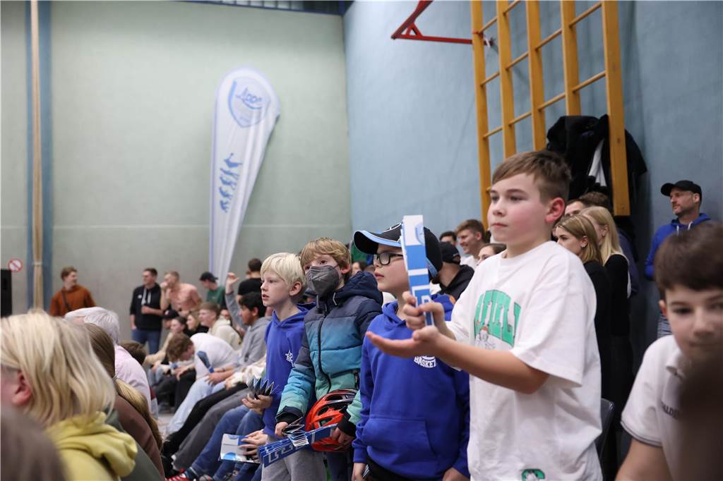 Viele Bilder vom Spektakel in der Ballspielhalle: Wulfen besiegt LippeBaskets vor voller Halle Die Zuschauer sahen am Samstag in der Ballspielhalle ein hochklassiges Spiel zwischen den LippeBaskets und dem BSV Wulfen. Wir waren mit der Kamera dabei.