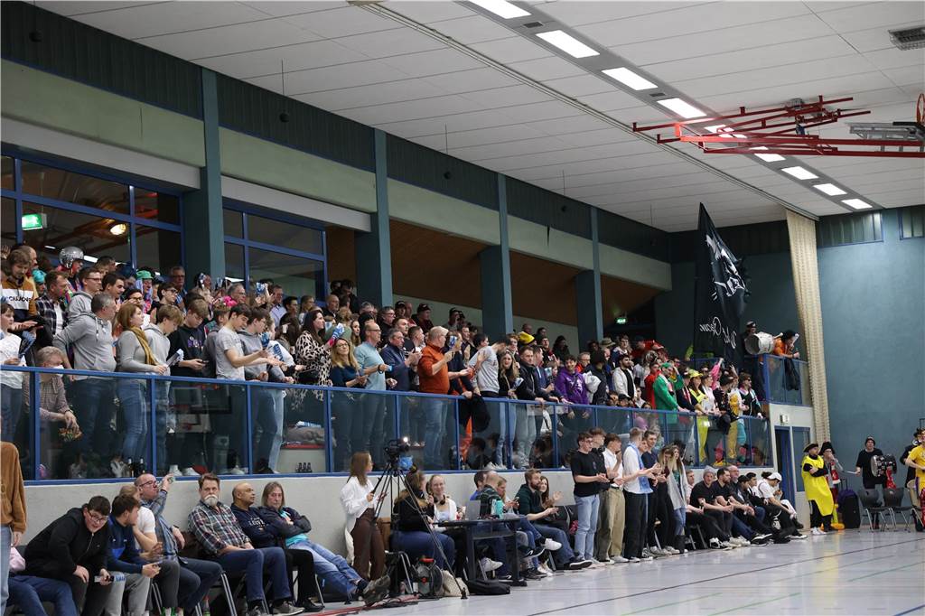 Viele Bilder vom Spektakel in der Ballspielhalle: Wulfen besiegt LippeBaskets vor voller Halle Die Zuschauer sahen am Samstag in der Ballspielhalle ein hochklassiges Spiel zwischen den LippeBaskets und dem BSV Wulfen. Wir waren mit der Kamera dabei.