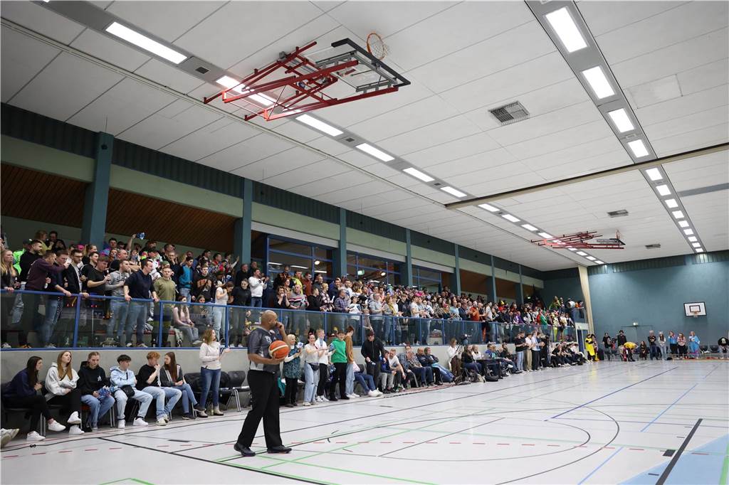 Viele Bilder vom Spektakel in der Ballspielhalle: Wulfen besiegt LippeBaskets vor voller Halle Die Zuschauer sahen am Samstag in der Ballspielhalle ein hochklassiges Spiel zwischen den LippeBaskets und dem BSV Wulfen. Wir waren mit der Kamera dabei.