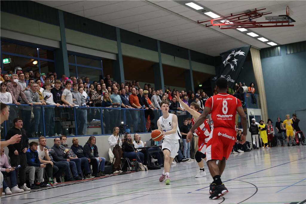 Viele Bilder vom Spektakel in der Ballspielhalle: Wulfen besiegt LippeBaskets vor voller Halle Die Zuschauer sahen am Samstag in der Ballspielhalle ein hochklassiges Spiel zwischen den LippeBaskets und dem BSV Wulfen. Wir waren mit der Kamera dabei.