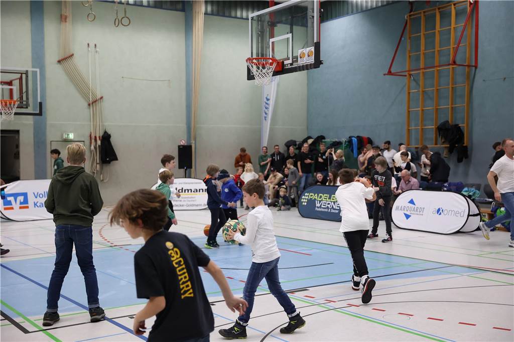 Viele Bilder vom Spektakel in der Ballspielhalle: Wulfen besiegt LippeBaskets vor voller Halle Die Zuschauer sahen am Samstag in der Ballspielhalle ein hochklassiges Spiel zwischen den LippeBaskets und dem BSV Wulfen. Wir waren mit der Kamera dabei.