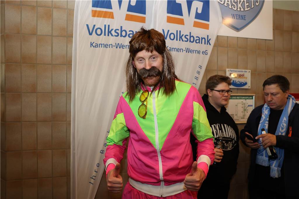 Viele Bilder vom Spektakel in der Ballspielhalle: Wulfen besiegt LippeBaskets vor voller Halle Die Zuschauer sahen am Samstag in der Ballspielhalle ein hochklassiges Spiel zwischen den LippeBaskets und dem BSV Wulfen. Wir waren mit der Kamera dabei.