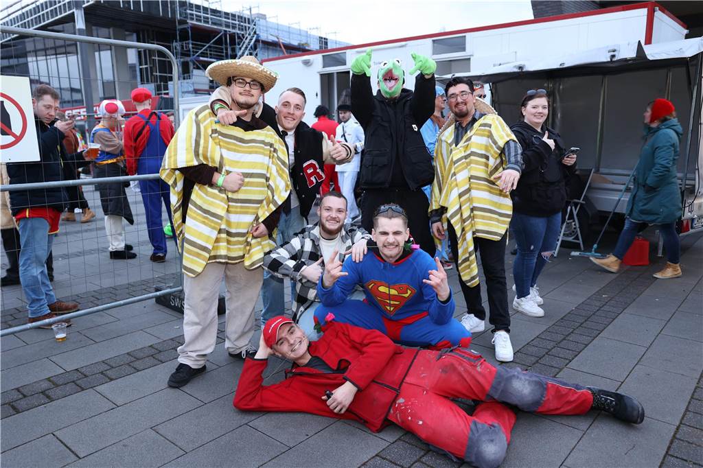Viele Bilder vom Spektakel in der Ballspielhalle: Wulfen besiegt LippeBaskets vor voller Halle Die Zuschauer sahen am Samstag in der Ballspielhalle ein hochklassiges Spiel zwischen den LippeBaskets und dem BSV Wulfen. Wir waren mit der Kamera dabei.