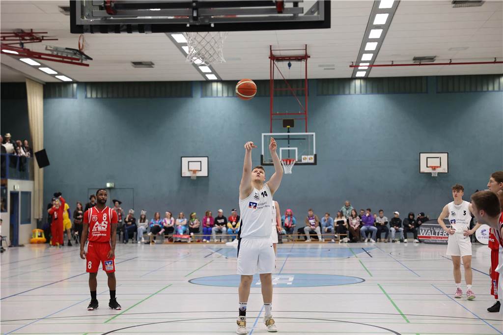Viele Bilder vom Spektakel in der Ballspielhalle: Wulfen besiegt LippeBaskets vor voller Halle Die Zuschauer sahen am Samstag in der Ballspielhalle ein hochklassiges Spiel zwischen den LippeBaskets und dem BSV Wulfen. Wir waren mit der Kamera dabei.