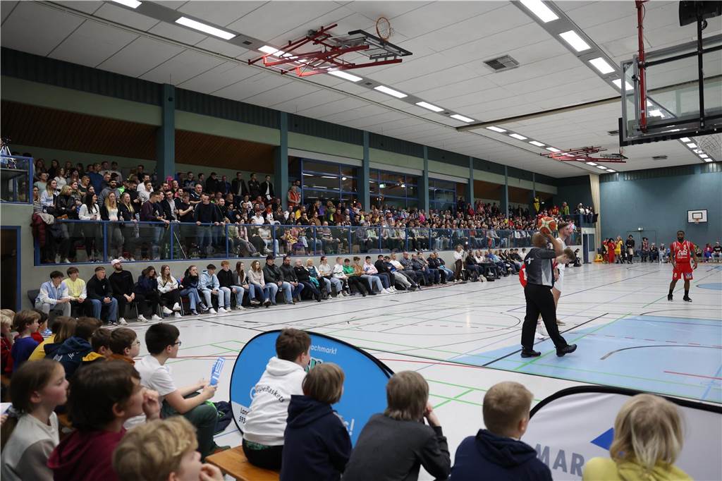 Viele Bilder vom Spektakel in der Ballspielhalle: Wulfen besiegt LippeBaskets vor voller Halle Die Zuschauer sahen am Samstag in der Ballspielhalle ein hochklassiges Spiel zwischen den LippeBaskets und dem BSV Wulfen. Wir waren mit der Kamera dabei.