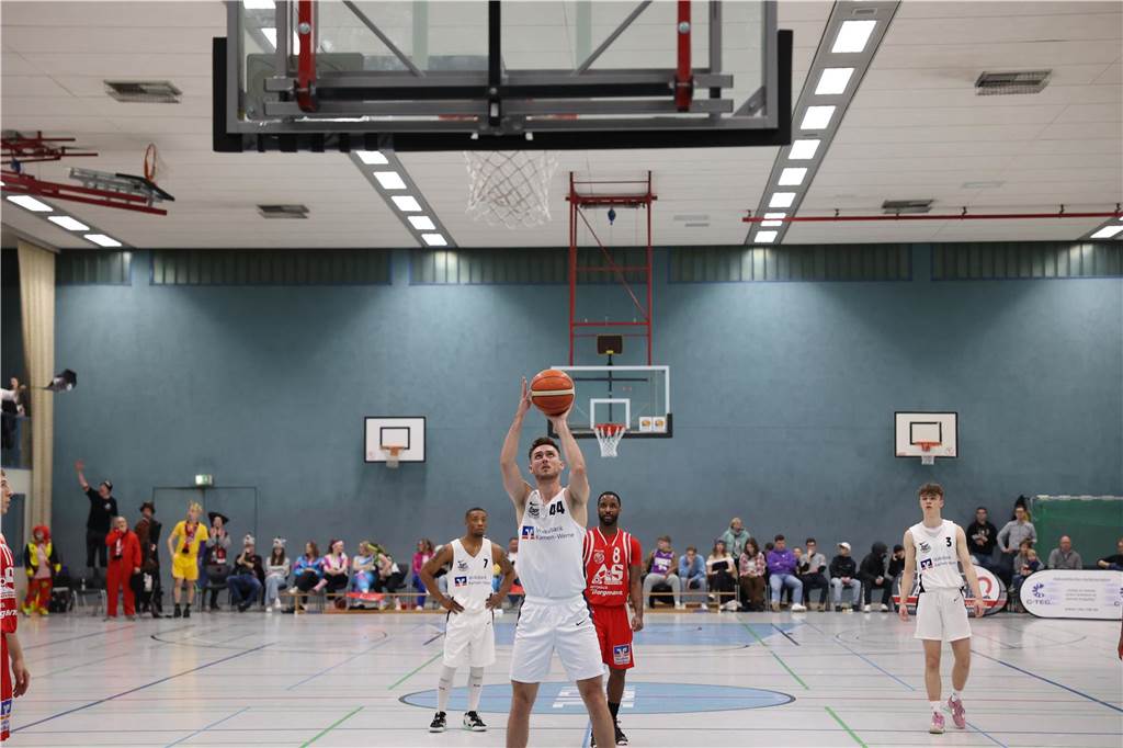 Viele Bilder vom Spektakel in der Ballspielhalle: Wulfen besiegt LippeBaskets vor voller Halle Die Zuschauer sahen am Samstag in der Ballspielhalle ein hochklassiges Spiel zwischen den LippeBaskets und dem BSV Wulfen. Wir waren mit der Kamera dabei.