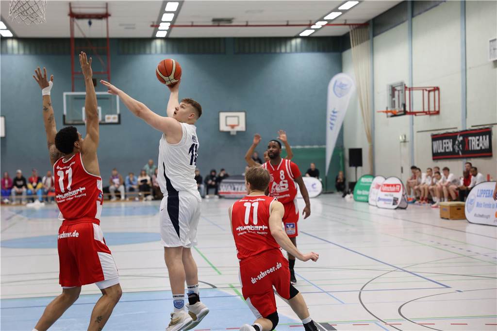 Viele Bilder vom Spektakel in der Ballspielhalle: Wulfen besiegt LippeBaskets vor voller Halle Die Zuschauer sahen am Samstag in der Ballspielhalle ein hochklassiges Spiel zwischen den LippeBaskets und dem BSV Wulfen. Wir waren mit der Kamera dabei.