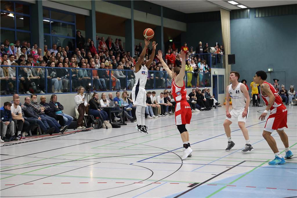 Viele Bilder vom Spektakel in der Ballspielhalle: Wulfen besiegt LippeBaskets vor voller Halle Die Zuschauer sahen am Samstag in der Ballspielhalle ein hochklassiges Spiel zwischen den LippeBaskets und dem BSV Wulfen. Wir waren mit der Kamera dabei.