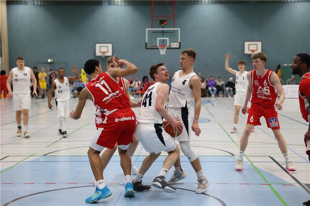 Viele Bilder vom Spektakel in der Ballspielhalle: Wulfen besiegt LippeBaskets vor voller Halle Die Zuschauer sahen am Samstag in der Ballspielhalle ein hochklassiges Spiel zwischen den LippeBaskets und dem BSV Wulfen. Wir waren mit der Kamera dabei.