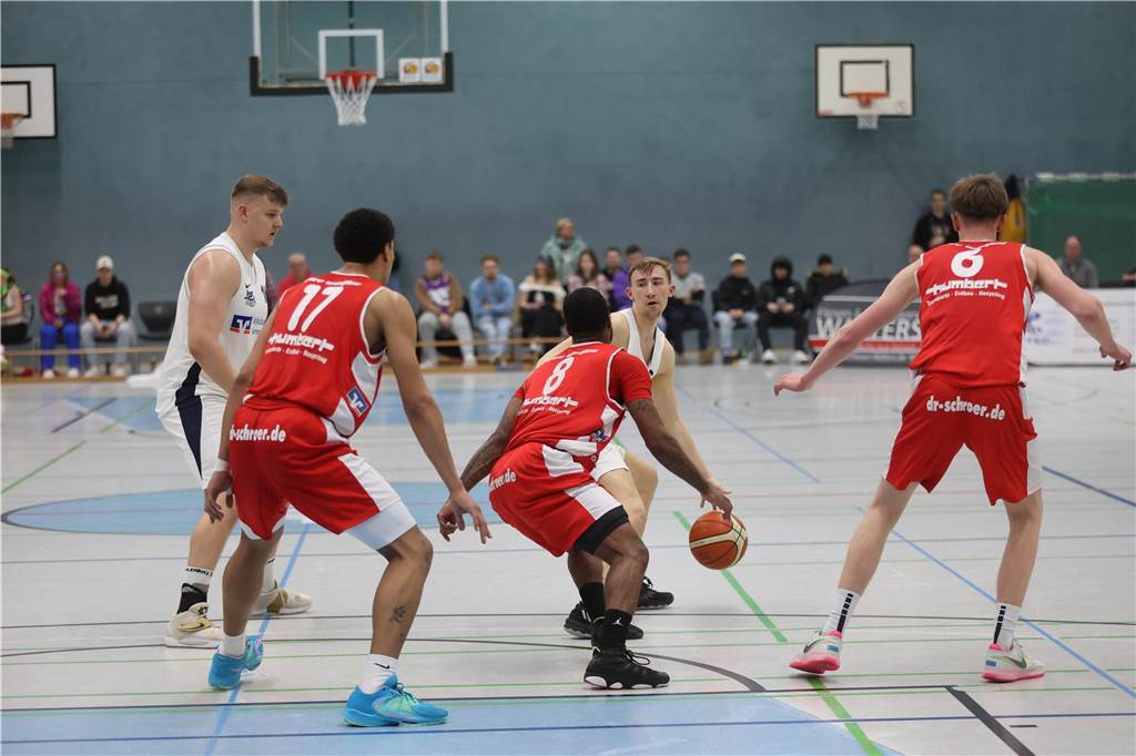 Viele Bilder vom Spektakel in der Ballspielhalle: Wulfen besiegt LippeBaskets vor voller Halle Die Zuschauer sahen am Samstag in der Ballspielhalle ein hochklassiges Spiel zwischen den LippeBaskets und dem BSV Wulfen. Wir waren mit der Kamera dabei.