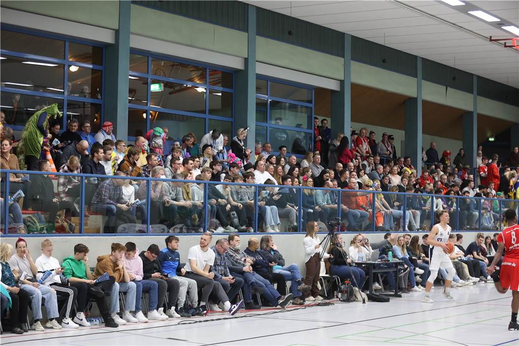 Viele Bilder vom Spektakel in der Ballspielhalle: Wulfen besiegt LippeBaskets vor voller Halle Die Zuschauer sahen am Samstag in der Ballspielhalle ein hochklassiges Spiel zwischen den LippeBaskets und dem BSV Wulfen. Wir waren mit der Kamera dabei.
