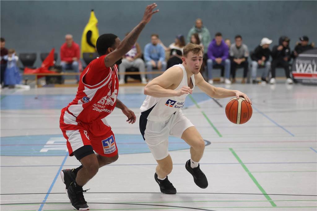 Viele Bilder vom Spektakel in der Ballspielhalle: Wulfen besiegt LippeBaskets vor voller Halle Die Zuschauer sahen am Samstag in der Ballspielhalle ein hochklassiges Spiel zwischen den LippeBaskets und dem BSV Wulfen. Wir waren mit der Kamera dabei.