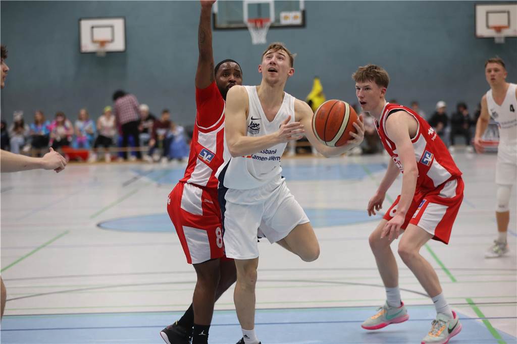 Viele Bilder vom Spektakel in der Ballspielhalle: Wulfen besiegt LippeBaskets vor voller Halle Die Zuschauer sahen am Samstag in der Ballspielhalle ein hochklassiges Spiel zwischen den LippeBaskets und dem BSV Wulfen. Wir waren mit der Kamera dabei.