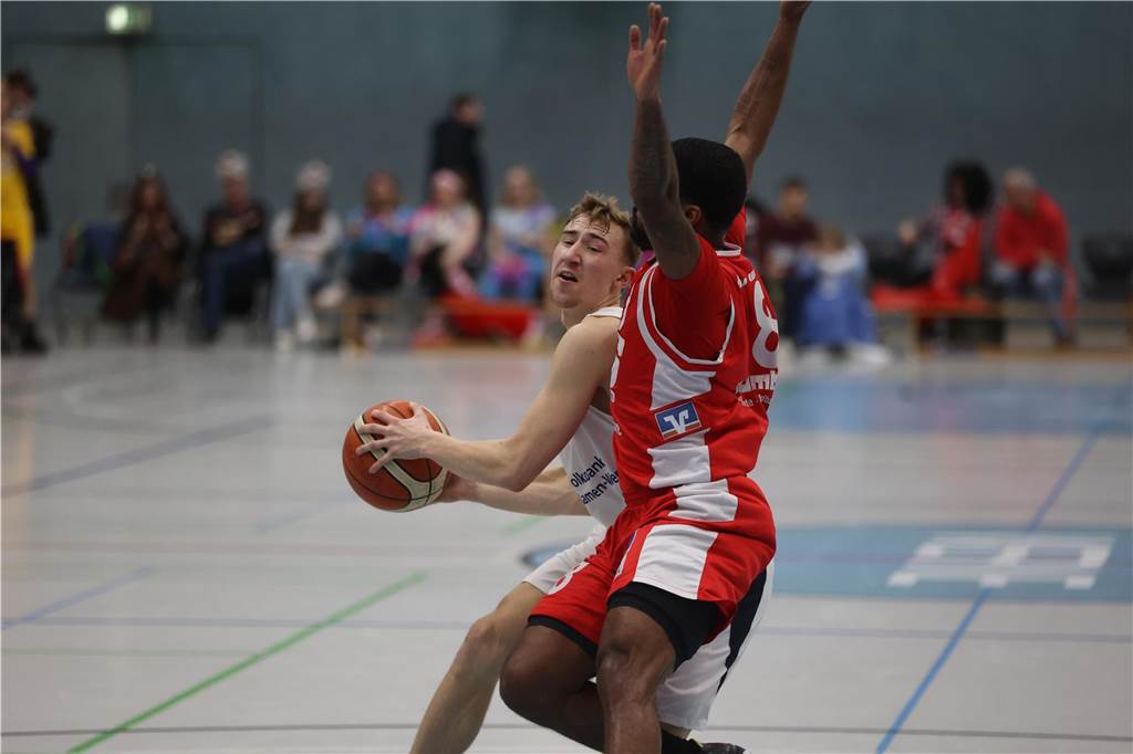 Viele Bilder vom Spektakel in der Ballspielhalle: Wulfen besiegt LippeBaskets vor voller Halle Die Zuschauer sahen am Samstag in der Ballspielhalle ein hochklassiges Spiel zwischen den LippeBaskets und dem BSV Wulfen. Wir waren mit der Kamera dabei.