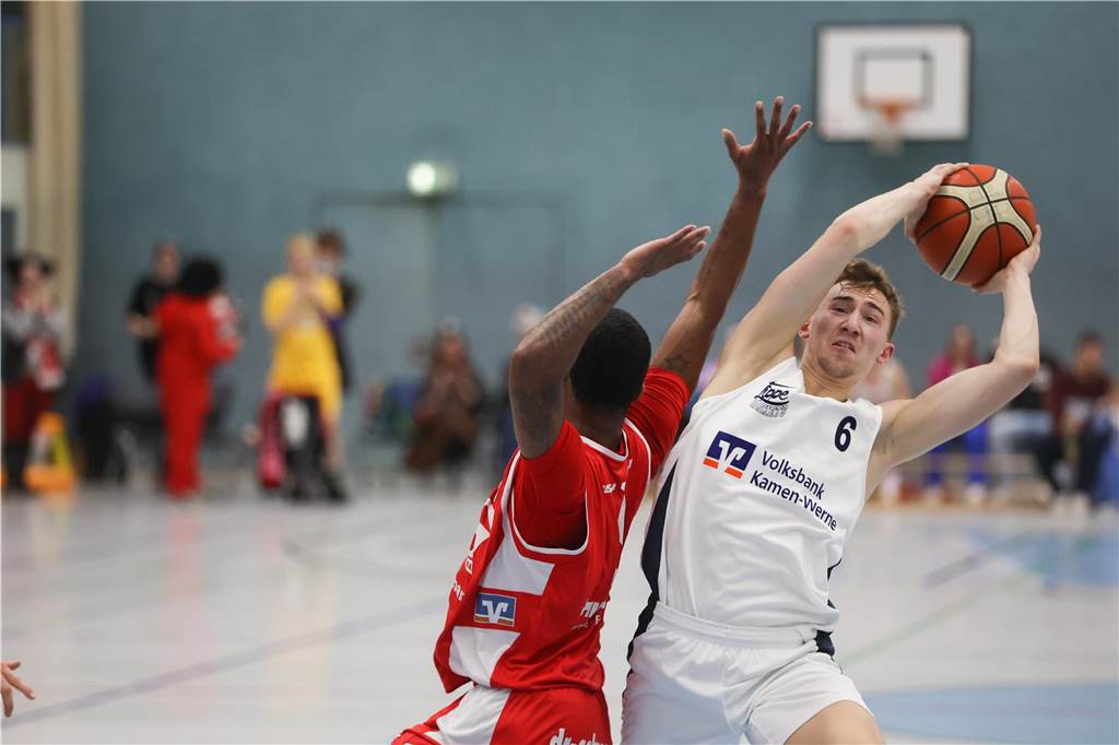 Viele Bilder vom Spektakel in der Ballspielhalle: Wulfen besiegt LippeBaskets vor voller Halle Die Zuschauer sahen am Samstag in der Ballspielhalle ein hochklassiges Spiel zwischen den LippeBaskets und dem BSV Wulfen. Wir waren mit der Kamera dabei.