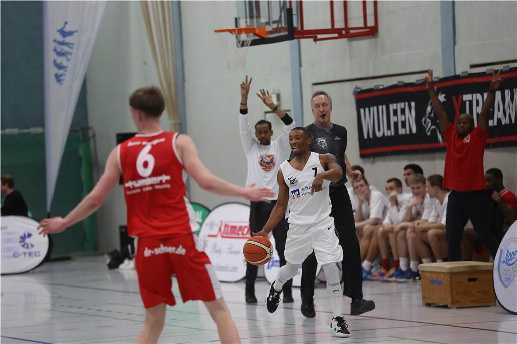 Viele Bilder vom Spektakel in der Ballspielhalle: Wulfen besiegt LippeBaskets vor voller Halle Die Zuschauer sahen am Samstag in der Ballspielhalle ein hochklassiges Spiel zwischen den LippeBaskets und dem BSV Wulfen. Wir waren mit der Kamera dabei.