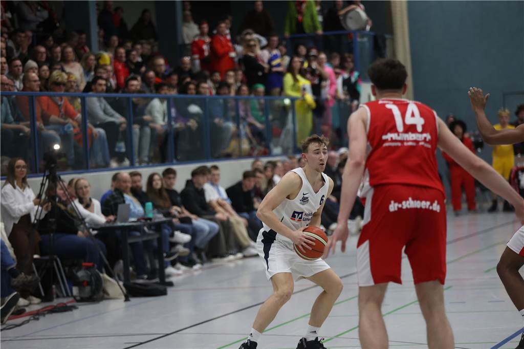 Viele Bilder vom Spektakel in der Ballspielhalle: Wulfen besiegt LippeBaskets vor voller Halle Die Zuschauer sahen am Samstag in der Ballspielhalle ein hochklassiges Spiel zwischen den LippeBaskets und dem BSV Wulfen. Wir waren mit der Kamera dabei.