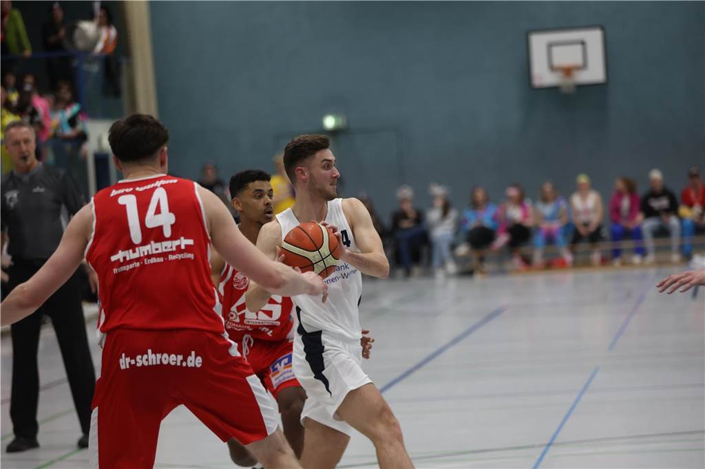Viele Bilder vom Spektakel in der Ballspielhalle: Wulfen besiegt LippeBaskets vor voller Halle Die Zuschauer sahen am Samstag in der Ballspielhalle ein hochklassiges Spiel zwischen den LippeBaskets und dem BSV Wulfen. Wir waren mit der Kamera dabei.