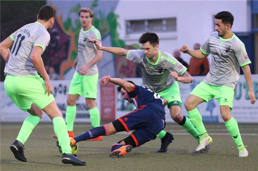 TuS Körne und TuS Bövinghausen zeigen starken Auftritt im Topspiel der Fußball-Bezirksliga Die Zuschauer sahen hart umkämpftes Bezirksliga-Derby. Am Ende trennten sich DJK TuS Körne und der TuS Bövinghausen mit 3:3.