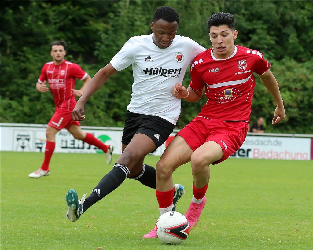 Die Zuschauer sahen intensive Duelle beim Spiel zwischen Türkspor Dortmund (rote Trikots) und dem TuS Eichlinghofen.