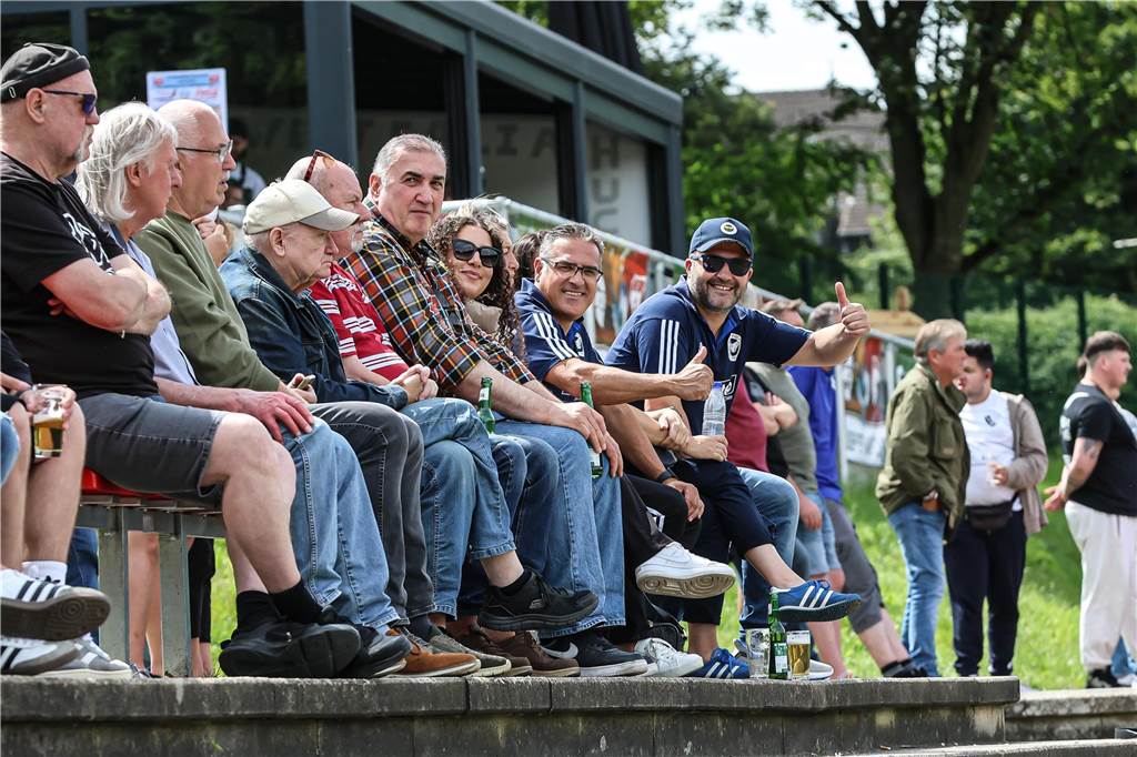 VfR Kirchlinde mit Meisterleistung zum Torfestival im Derby Die Fans am Spielfeldrand