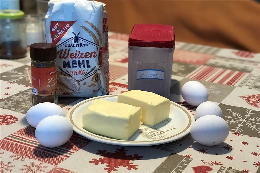 Neujahrswaffeln backen: Leckeres Rezept für Silvester und Neujahr Die Zutaten für die Waffeln sollten alle auf Zimmertemperatur sein. Die Eier waren bei uns etwas groß, so dass wir später noch etwas Mehl hinzugeben mussten.