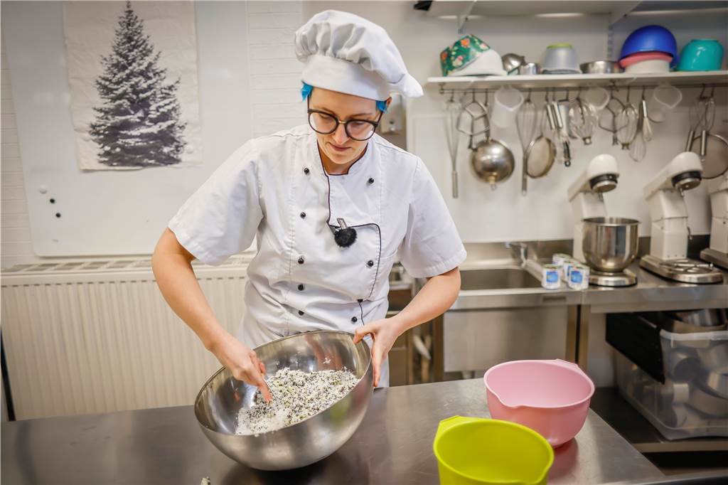 Dortmunder Café schickt „Liebesbomben“ nach halb Europa - das ist das Rezept Die Zutaten werden zusammen in einer Schüssel gegeben und werden dann miteinander verrührt.