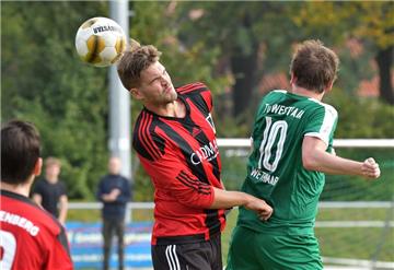 „Die Zuteilung machen wir bei jeder Ecke spontan. Wer wen nimmt, entscheiden wir nach der Größe der Spieler“, erzählt Cappenbergs Janis Drees (l.), hier im Kopfballduell mit Wethmars Thomas Sajonz.